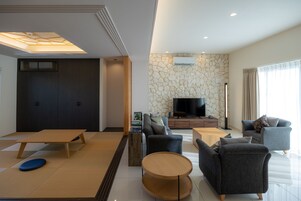 Villa de lujo, 1 habitación, piscina privada, vistas a la montaña | Zona de estar | Una televisión de pantalla plana, Netflix, un altavoz inteligente