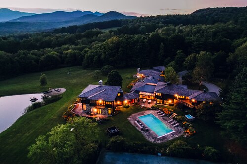 Private Retreat in Stowe! Minutes from the Mountain!