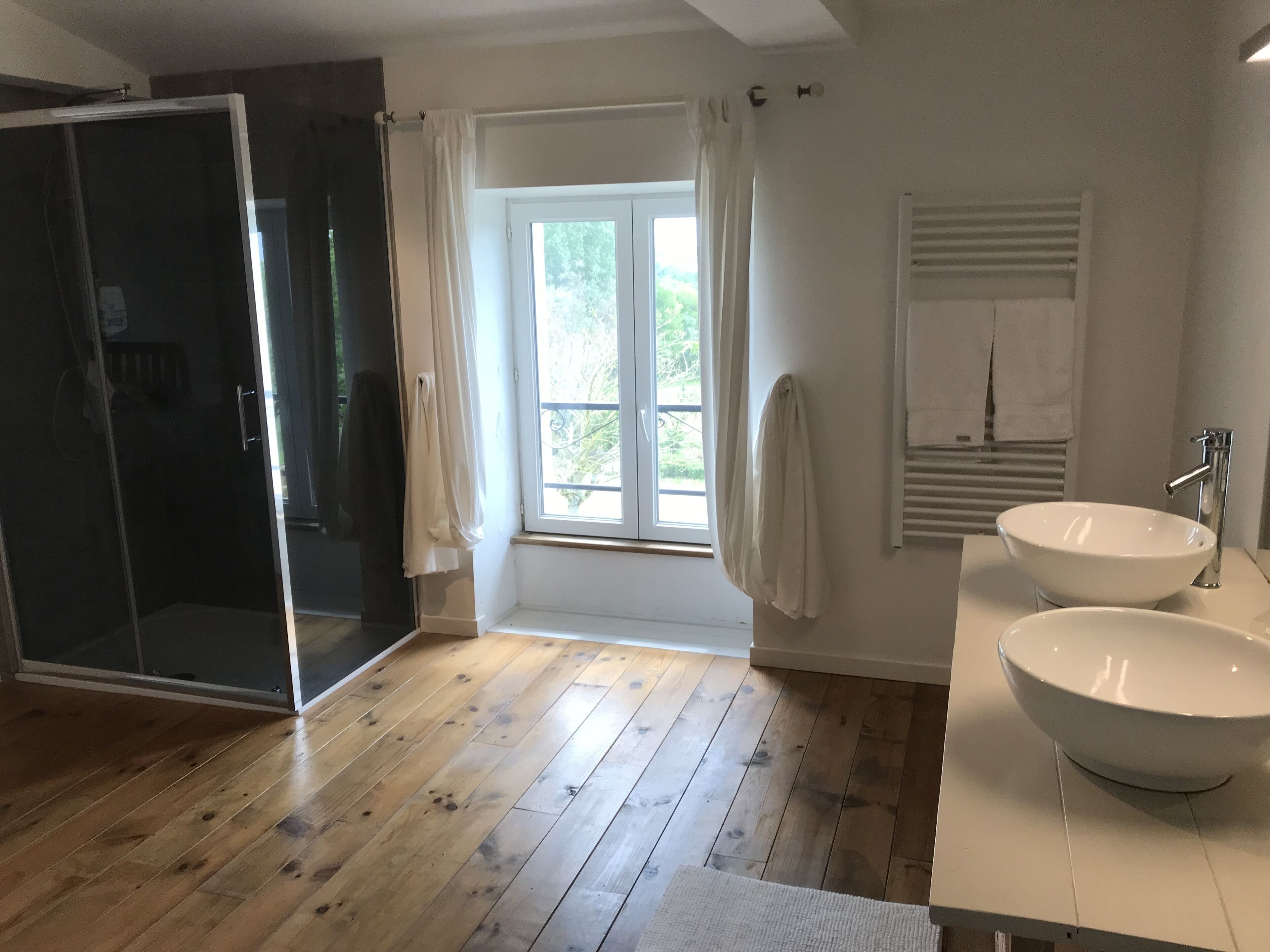 Baignoire, sèche-cheveux, bidet, serviettes fournies