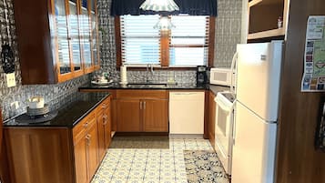 Een koelkast, een microgolfoven, een oven, een kookplaat