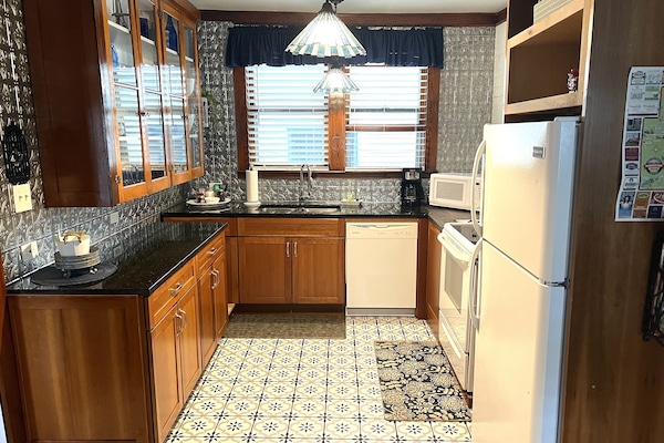 Een koelkast, een magnetron, een oven, een kookplaat