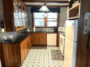 Fridge, microwave, oven, stovetop - Charming Victorian in Downtown Saratoga Springs (Saratoga Springs)