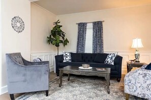 Smart TV - Charming Victorian in Downtown Saratoga Springs (Saratoga Springs)