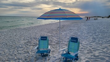 Am Strand, Liegestühle, Strandtücher