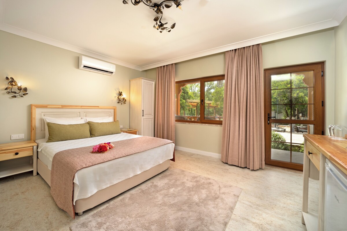 Hypo-allergenic bedding, in-room safe, desk