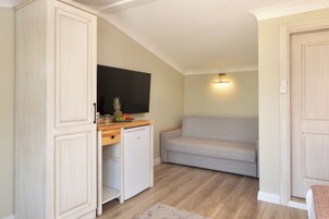 Ropa de cama hipoalergénica y caja de seguridad en la habitación 