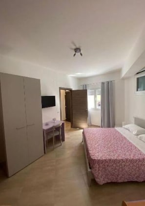 4 camere, una scrivania, Wi-Fi gratuito