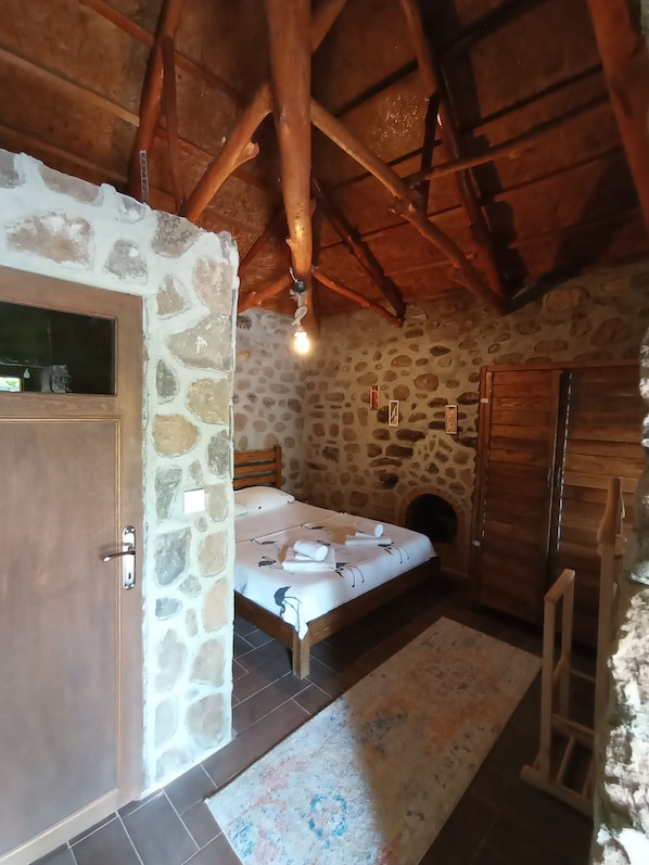 Comfort Room | Premium bedding, individually decorated, laptop workspace, soundproofing - Thousand Ally Boutique (Bergama)