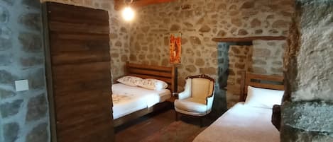 Comfort driepersoonskamer | 2 slaapkamers, luxe beddengoed, individueel gedecoreerd