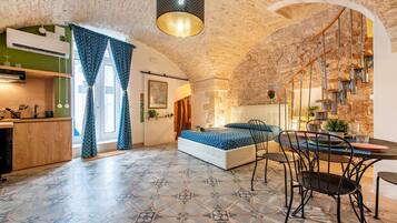 Family Studio (Gioberti 20 Martina Franca historic) | Iron/ironing board, bed sheets
