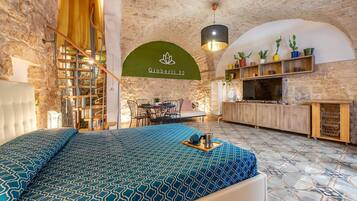 Family Studio (Gioberti 20 Martina Franca historic) | Iron/ironing board, bed sheets