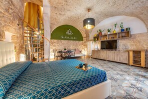 Family Studio (Gioberti 20 Martina Franca historic) | Iron/ironing board, bed sheets