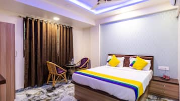 Standard Double Room | Desk, bed sheets