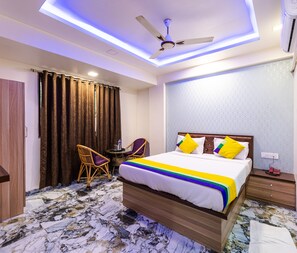 Habitación doble estándar | Escritorio y ropa de cama