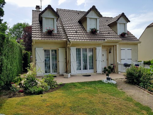 FOR RENT PRIVATE ROOM WITH BALCONY AND JERDIN