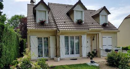 FOR RENT PRIVATE ROOM WITH BALCONY AND JERDIN