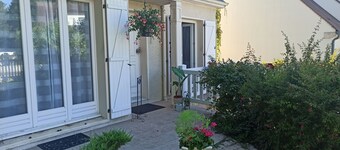 FOR RENT PRIVATE ROOM WITH BALCONY AND JERDIN