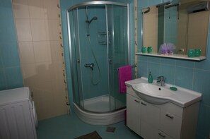 Kostenlose Toilettenartikel, Haartrockner, Handtücher