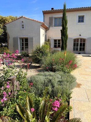 المنشأة من الخارج