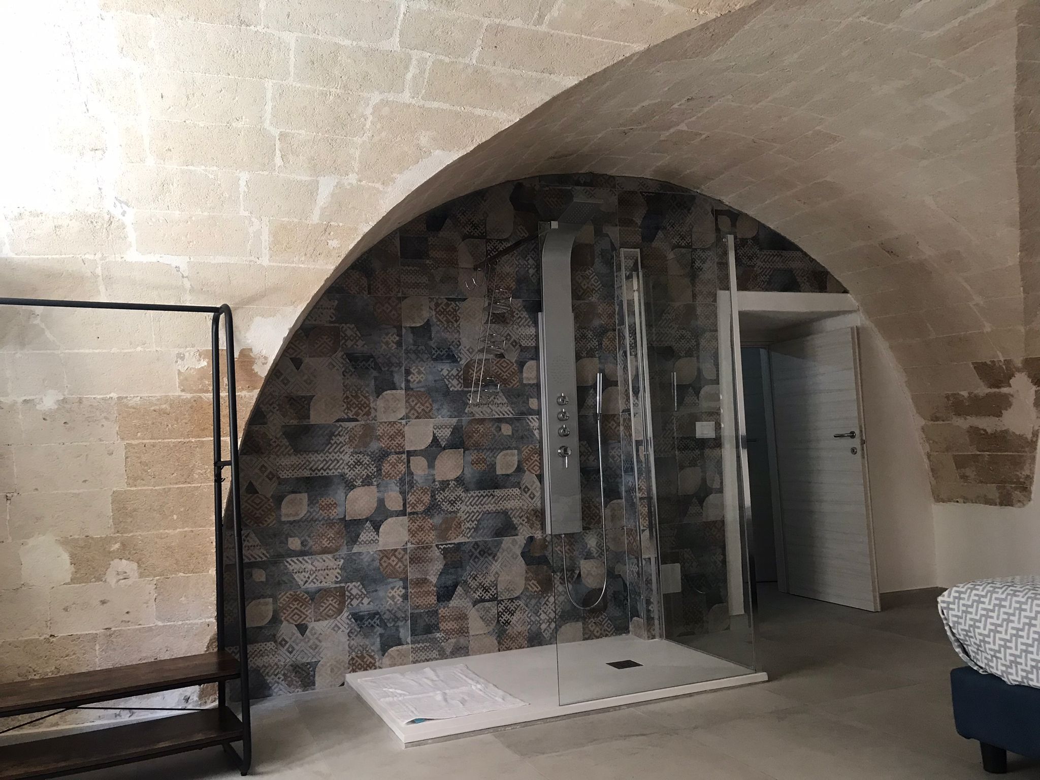 Shower, jetted tub, hair dryer, towels