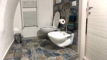 Een douche, een bubbelbad, een haardroger, handdoeken