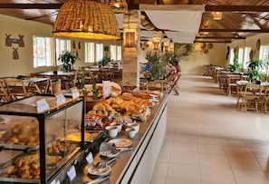 Café da manhã com buffet grátis todos os dias