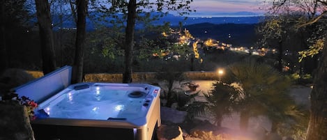 Outdoor spa tub