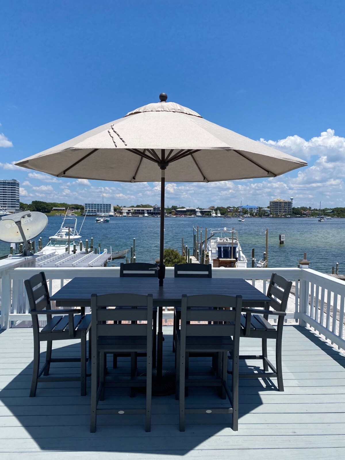 Stunning views of Destin harbor, PRIVATE BOAT SLIP, walk to beach. Crab Island!
