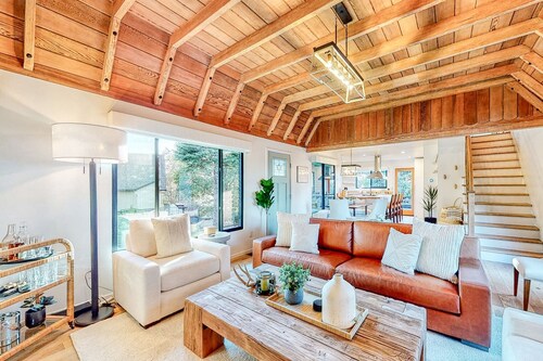 Luxurious Mountain Home I Views + Free Lake Access