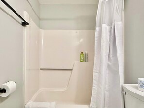 Bathtub, hair dryer, towels - Charming Norcross Townhouse! Quiet & Convenient Stay (Norcross)