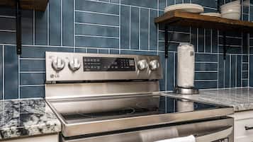 Kjøleskap, mikrobølgeovn, ovn og kokeplater