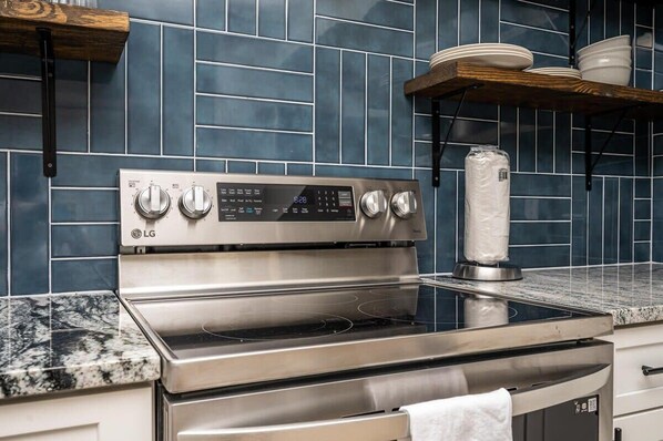 Refrigerador, microondas, horno y parrilla de estufa 