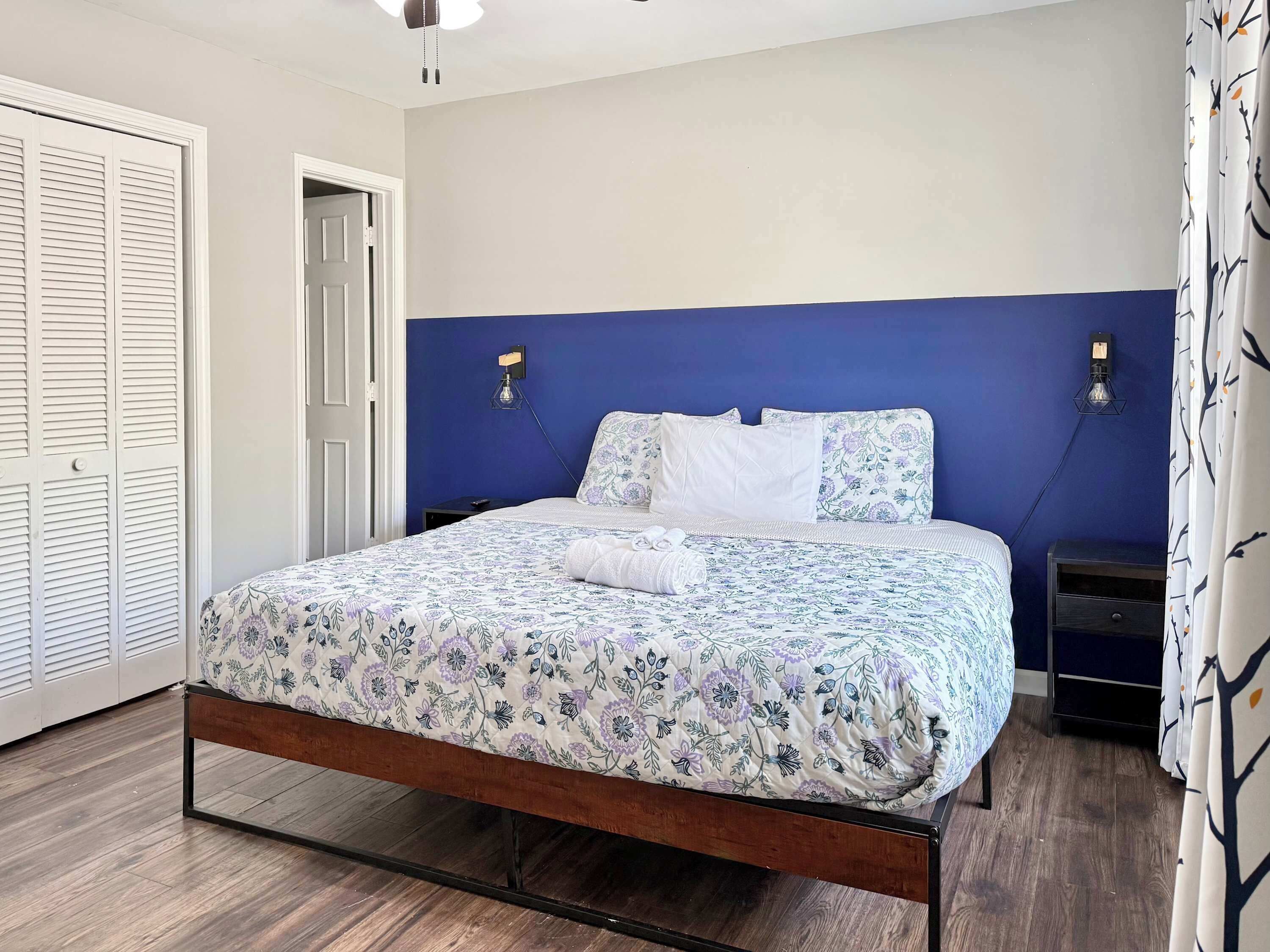 2 bedrooms, desk, iron/ironing board, WiFi