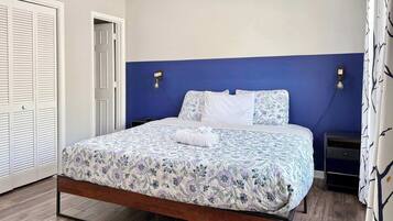 2 bedrooms, desk, iron/ironing board, WiFi