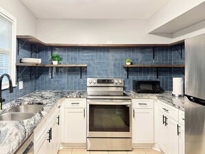 Fridge, microwave, oven, stovetop - Charming Norcross Townhouse! Quiet & Convenient Stay (Norcross)