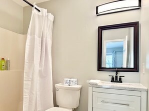 Baignoire, sèche-cheveux, serviettes fournies