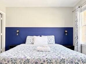 2 bedrooms, desk, iron/ironing board, WiFi - Charming Norcross Townhouse! Quiet & Convenient Stay (Norcross)