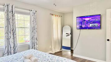 2 slaapkamers, een bureau, een strijkplank/strijkijzer, wifi