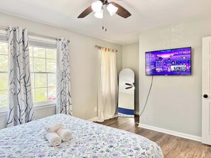 2 bedrooms, desk, iron/ironing board, WiFi - Charming Norcross Townhouse! Quiet & Convenient Stay (Norcross)