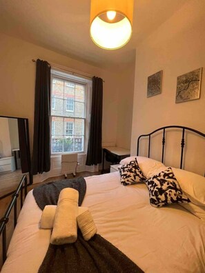 2 bedrooms, desk, iron/ironing board, free WiFi