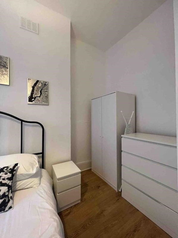 2 bedrooms, desk, iron/ironing board, free WiFi