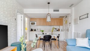 A modern living room with a TV, sofa, and dining area. - Limehome Haro Calle de la Vega (Haro)