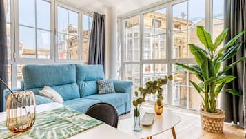 公寓, 1 张大床和 1 张沙发床 (limehome Haro | Two-Bedroom Apartment) | 起居区 | 智能电视