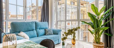 アパートメント クイーンベッド 1 台ソファーベッド付き (limehome Haro | Two-Bedroom Apartment) | リビング エリア | スマートテレビ