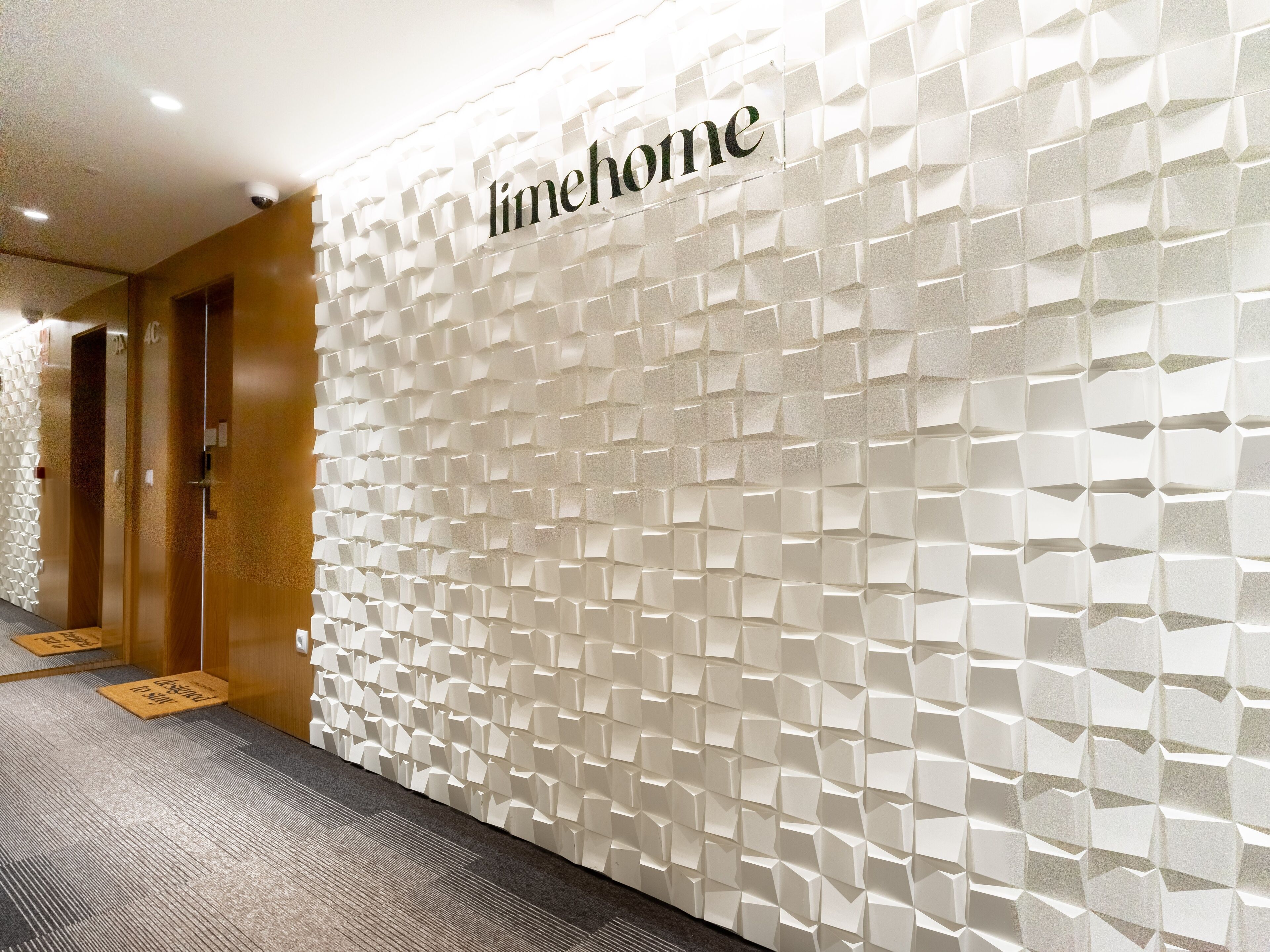 A wall with a geometric pattern and the text "linehome" on it.