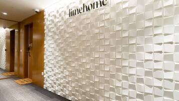 A wall with a geometric pattern and the text "linehome" on it.