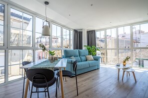 Căn hộ cơ bản, 2 phòng ngủ, phù hợp cho người khuyết tật | Khu phòng khách | Smart TV 