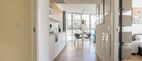 Eenvoudig appartement, 2 slaapkamers, toegankelijk voor mindervaliden | 1 slaapkamer, individueel gedecoreerd, een bureau, een laptopwerkplek