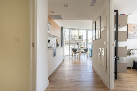 1 habitación, decoración personalizada y escritorio