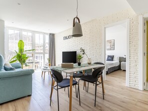 One-Bedroom Apartment | Living area | Smart TV - Limehome Haro Calle de la Vega (Haro)